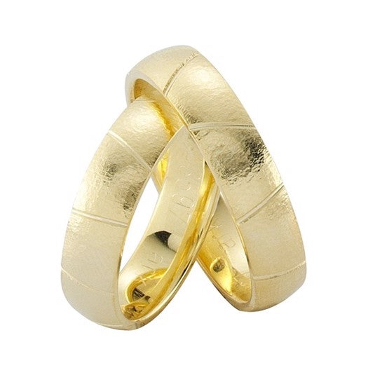 Unikke Nuran vielsesringe i 8 eller 14 karat guld med hamret overflade og graveret mønster.